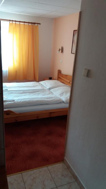 Retro Vrbovec Hotell Exteriör bild