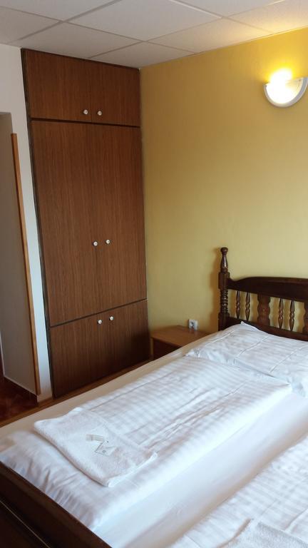 Retro Vrbovec Hotell Exteriör bild
