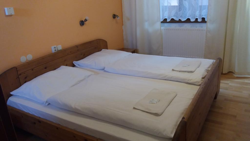 Retro Vrbovec Hotell Exteriör bild