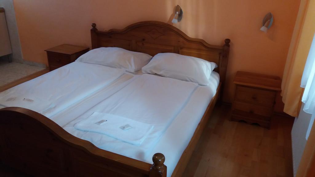 Retro Vrbovec Hotell Exteriör bild