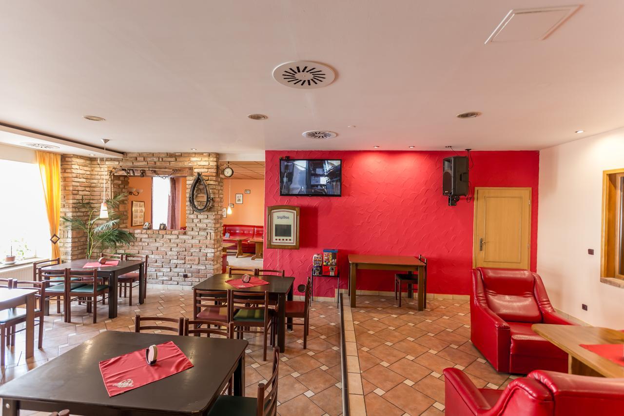 Retro Vrbovec Hotell Exteriör bild