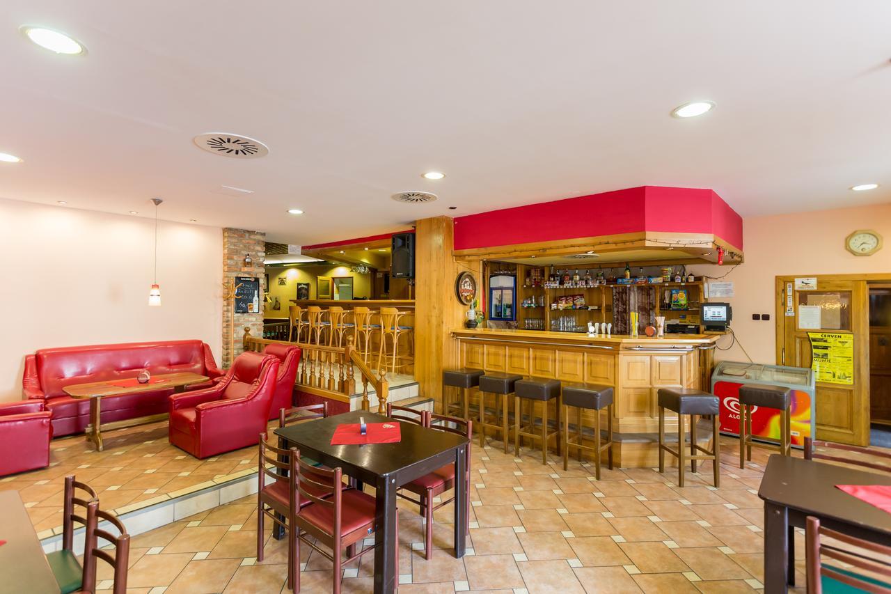 Retro Vrbovec Hotell Exteriör bild